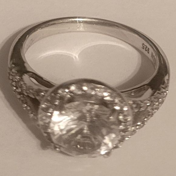 STOLEN NOT FOR SALE!!!!! 925 Beautiful Ring w/ cubic Zirconias size 7 - Picture 3 of 5